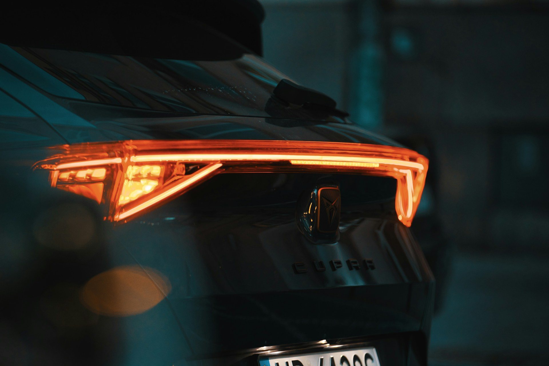 Heck eines CUPRA mit durchgehender LED-Leuchte