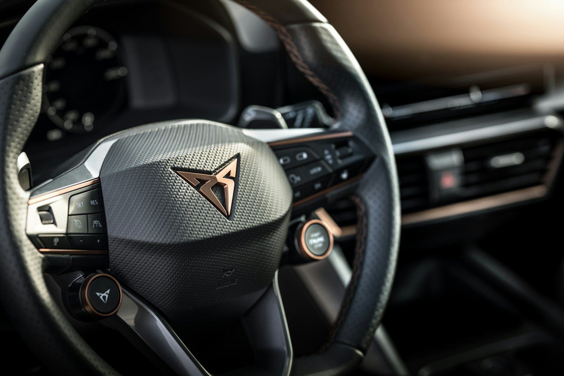 CUPRA Lenkrad bei der Probefahrt