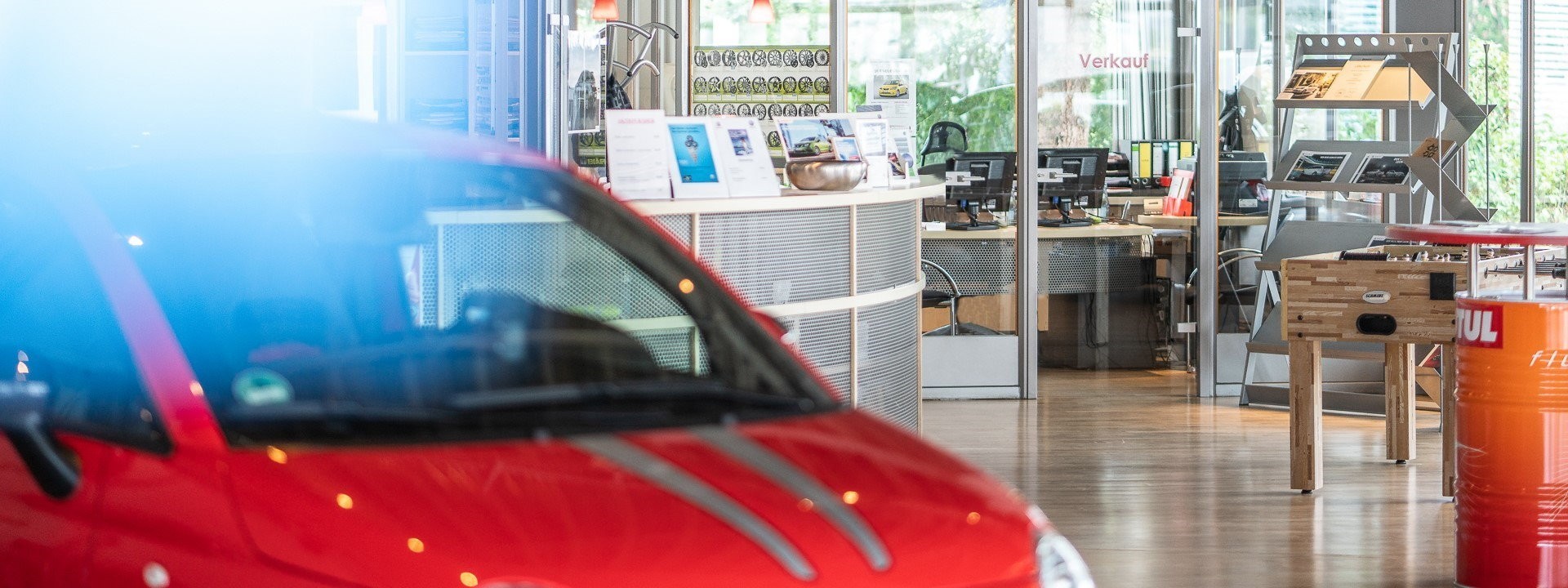 Showroom des Auto-Forum Baßgeige in Goslar mit Verkaufsbereich